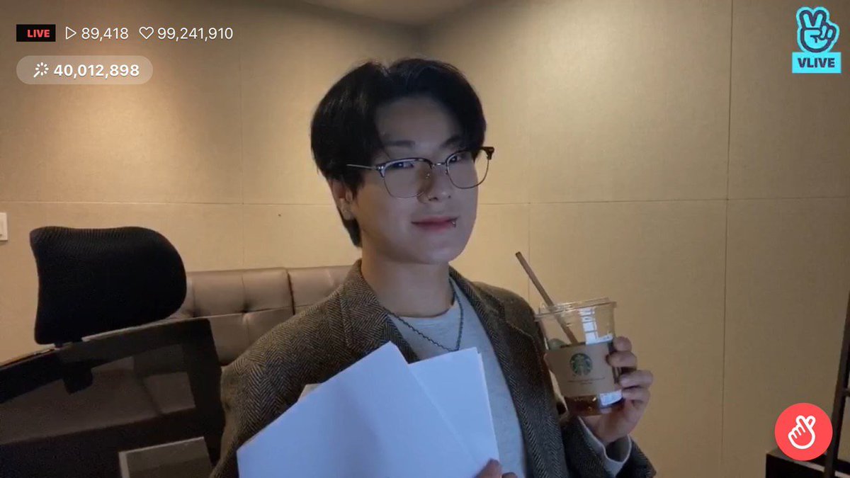 capture time!!hanse: "i'm going to do a radio show, this is my DJ look"