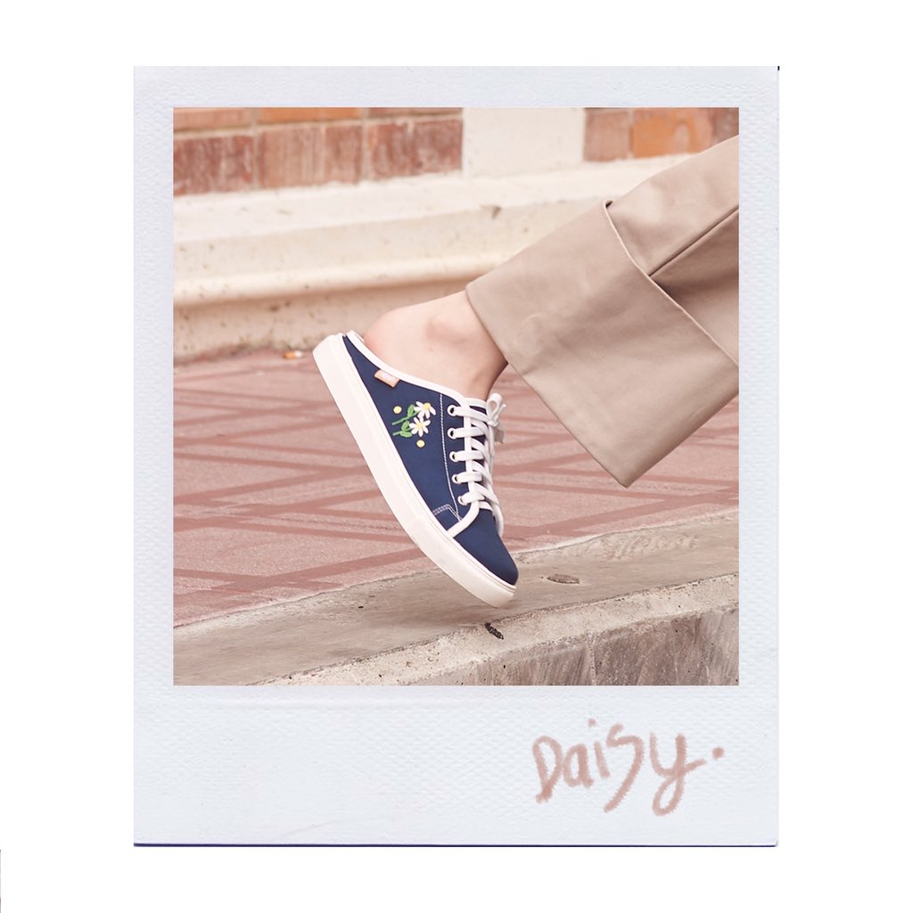 keepby1969's tweet photo. “KEEPDAISY” 🌼☁️
// เปิดส้นลายปักดอกเดซี่(1490.-)
• NAVY
• WHITE
//
—
SIZE : 35-45
LINE : @keepby1969
#keepsneaker #keepofficial https://t.co/P5m5I6uxGT
