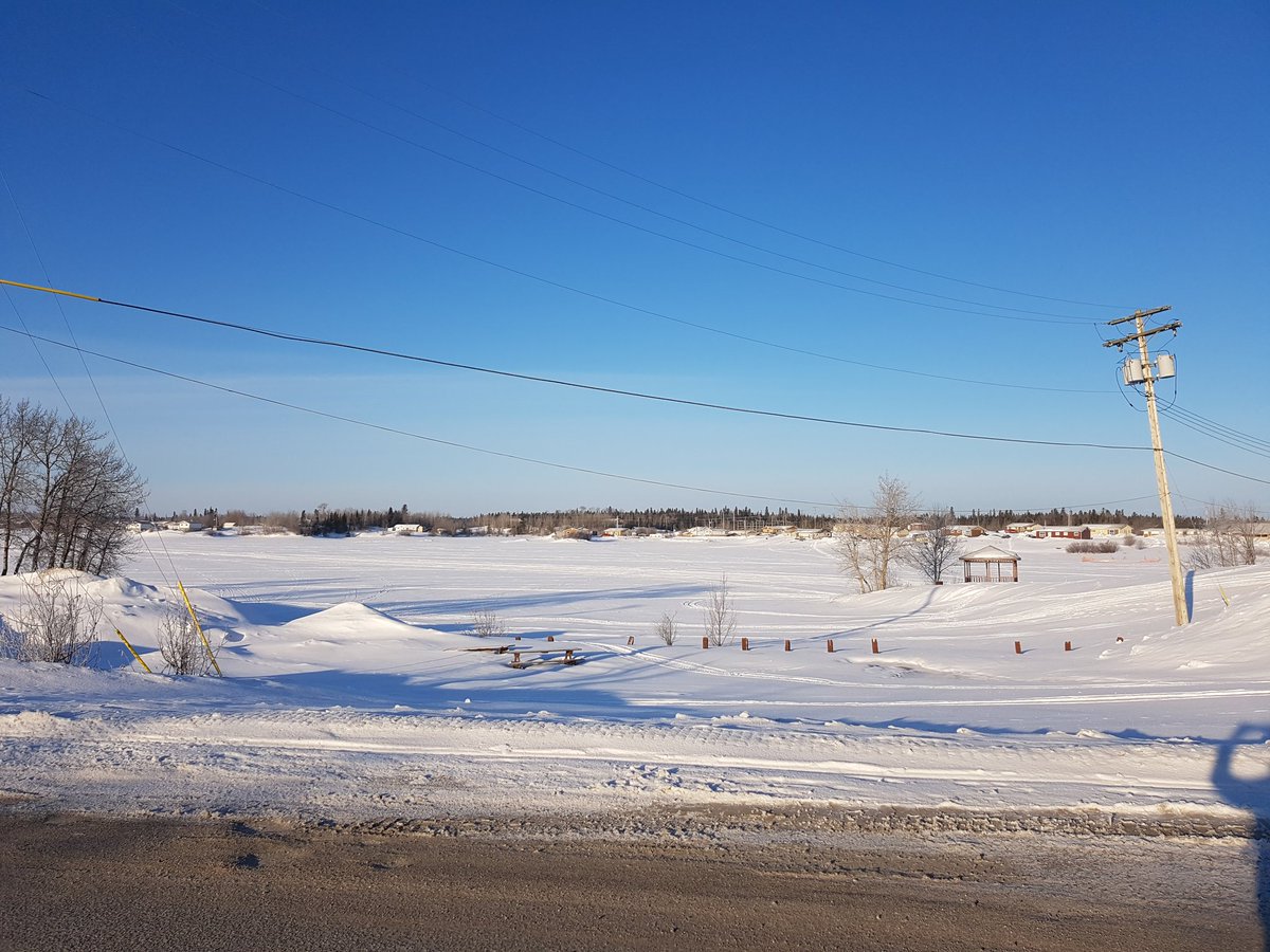 For the past 2 weeks I've been working as a  #pharmacist in Cross Lake (Pimicikimak) First Nation in northern MB. Leadership took early action to restrict all non-essential travel and there have therefore been no cases of  #COVID19 here. 1/x