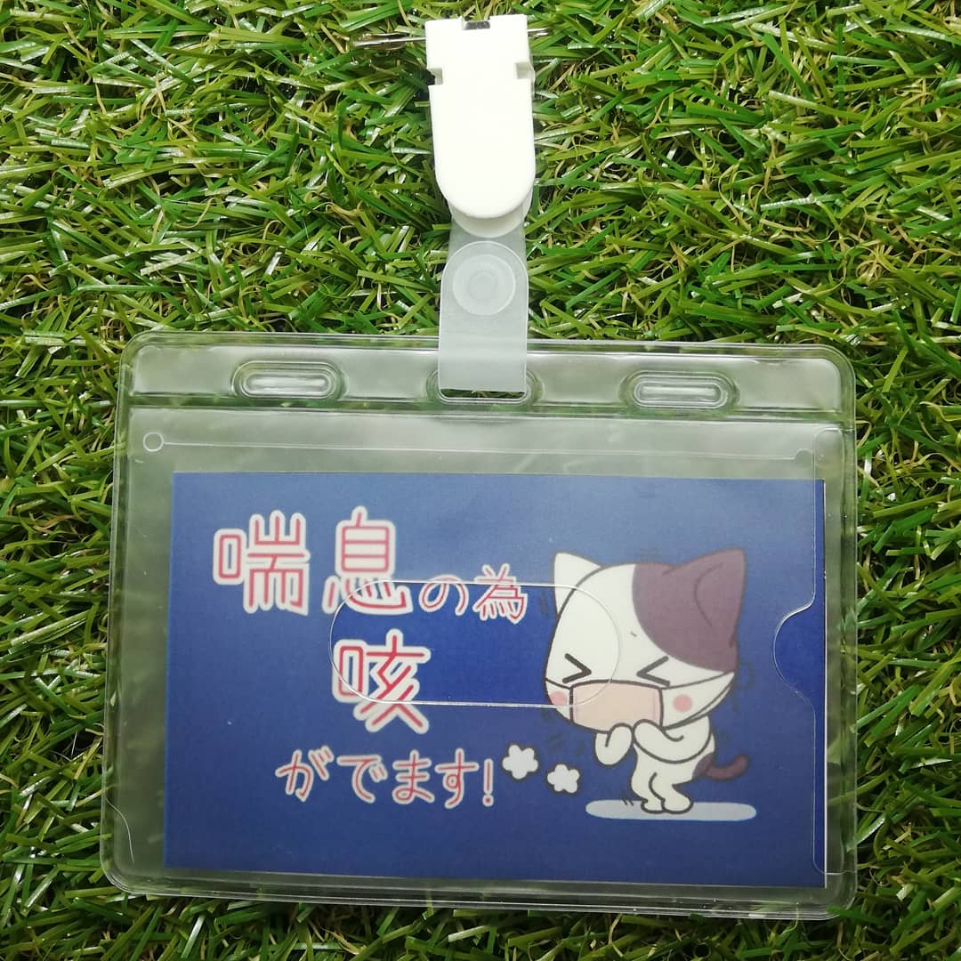 とおる缶 神奈川ま族 花粉症缶バッチをマスクに付けているニャンさんに頼まれて 大きい名札タイプを作りました 販売したら需要あるのかな とおる缶 キーホルダー オリジナルキーホルダー オーダーメイドキーホルダー オーダーメイド