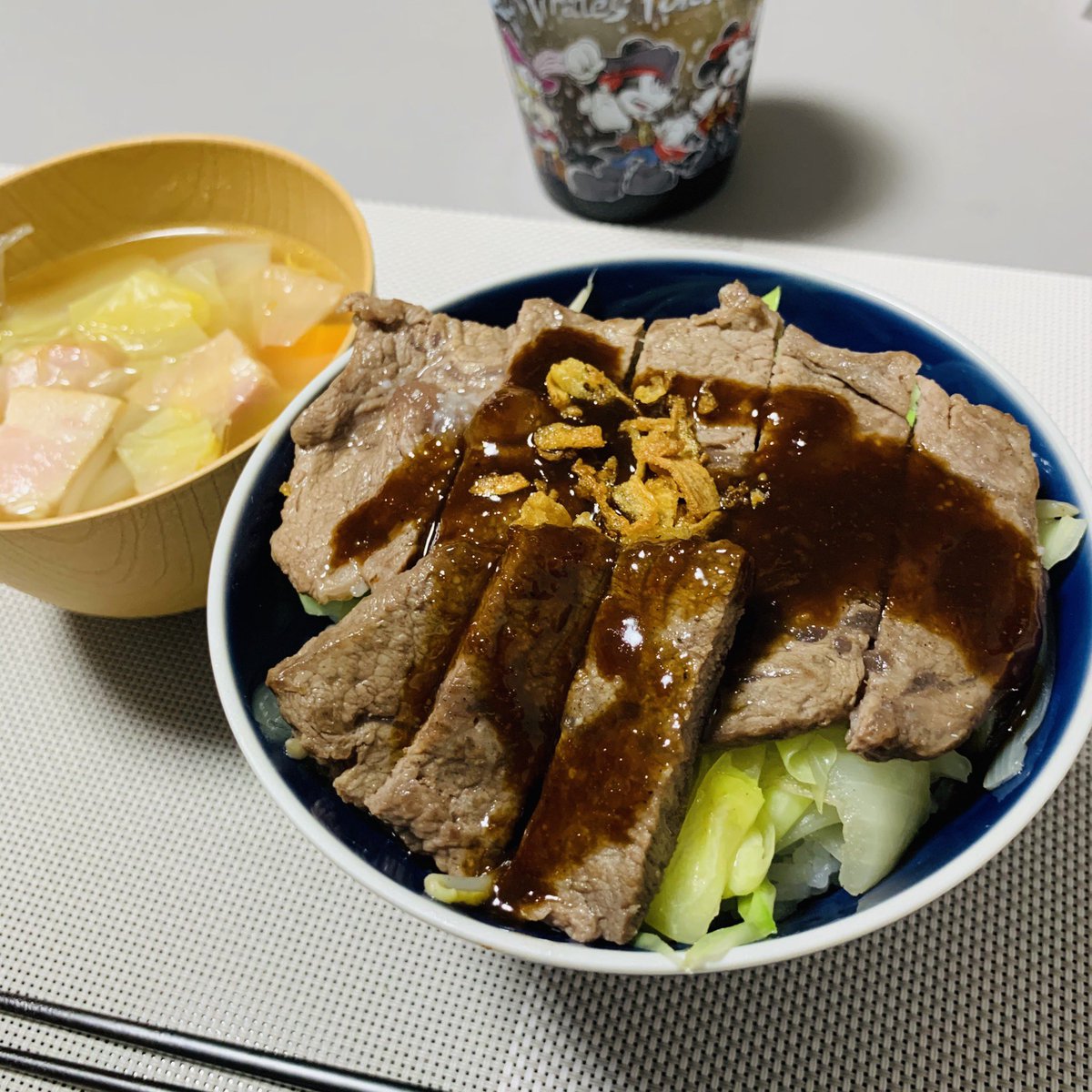 ট ইট র 阿部 30年明るくどもり続ける吃音研修講師 本日の夕飯はコストコで以前買っておいた牛のミスジ肉のステーキ丼 コストコのお肉は量は多いけど とにかく柔らかくて美味しい そして安い スーパーで買ったいきなりステーキソースをたっぷりかけて
