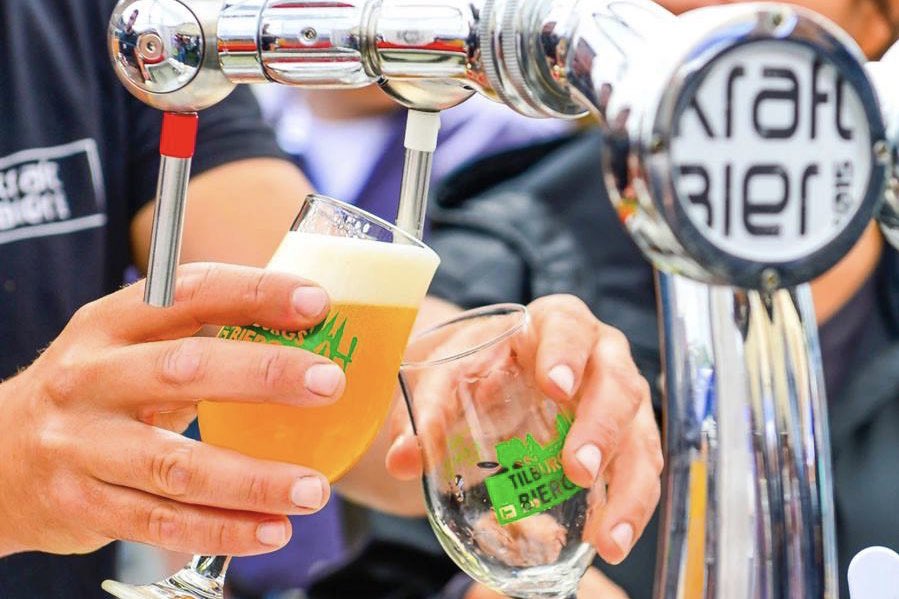 Line-up update! Dit zijn de eerste bierbrouwers:
 
✅KraftBier ✅Oldskool Brewery
✅Brouwerij Boslust ✅Uthoka Brouwstudio Sommelier &amp; Brouwerij
✅Daan's Moonshine ✅Hooglander Bier ✅Brouwerij Schoentjes
✅Engelbertus! 

Bestel je #Bierfestival Box📦 via 
bit.ly/tilburgsbierfe…