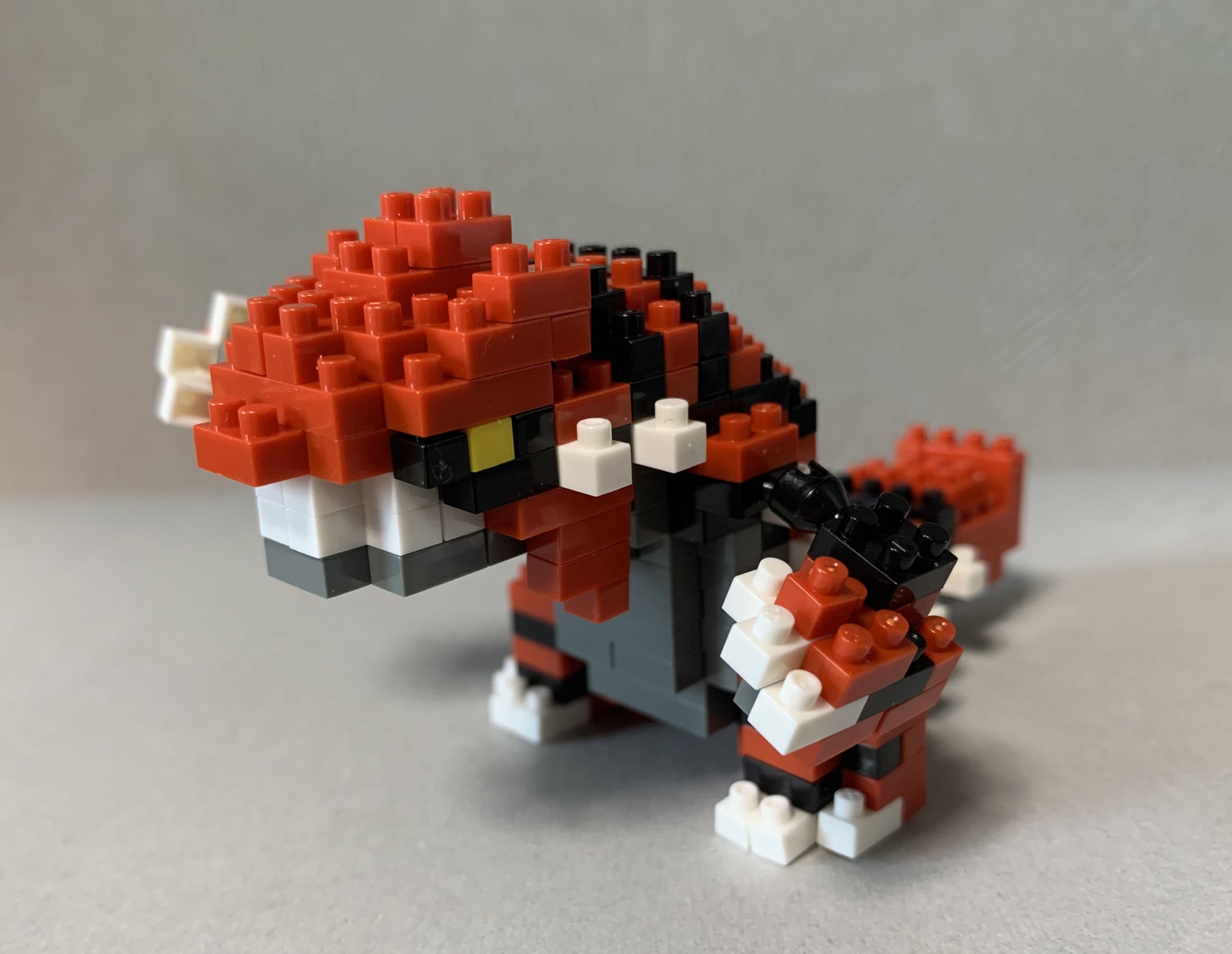 竹沢 ダダ兄 ナノブロックポケモン新作グラードンです 難易度3ブロック数290 尻尾に1 4ではなく1 1を並べ ギザギザを再現してます 製作者のこだわりですね 今回は肩に可動ブロック 右手を真っ直ぐにして攻撃出来る様にしてます カイオーガと並べたら