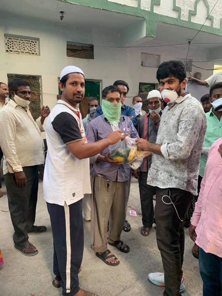 Chaithanya_2506's tweet photo. . @TelanganaCMO  @hydcitypolice @KTRoffice @TelanganaGuv @TelanganaDGP 
హలీం లు పంచడం తప్పు కాదు గానీ ఇలా భౌతిక దూరం పాటించకుండా రోడ్లపై తినడం ఏంటి సార్? హైద్రాబాద్ ని కూడా పొరుగు రాష్ట్రంలా చేయనిస్తారా? ఇది లాక్ డౌన్ నిబంధనలకు విరుద్ధం కాదా? https://t.co/sViENdERWJ