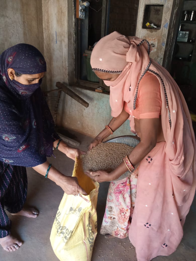 rgavprajasthan's tweet photo. Poor Donor. Sahyog - an initiative of more than 12000 women of #Begun block #Chittorgardh #graincollection and distribution it to migrant workers and most vulnerables...#Womenfightscorona #DAY_NRLM #salutetopoordonors https://t.co/AbgxhScSdd https://t.co/QD5OABpy1R