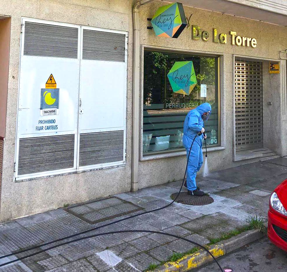 ConcelloMorana's tweet photo. O Concello de #Moraña volveu facer unha completa labor de desinfección, das que realiza periodicamente polos principais puntos do municipio para previr a transmisión do coronavirus, e que chegou novamente ao casco de Santa Lucía.

Grazas pola vosa colaboración!
#MorañaQuedaNaCasa https://t.co/mYAeRSpHR0
