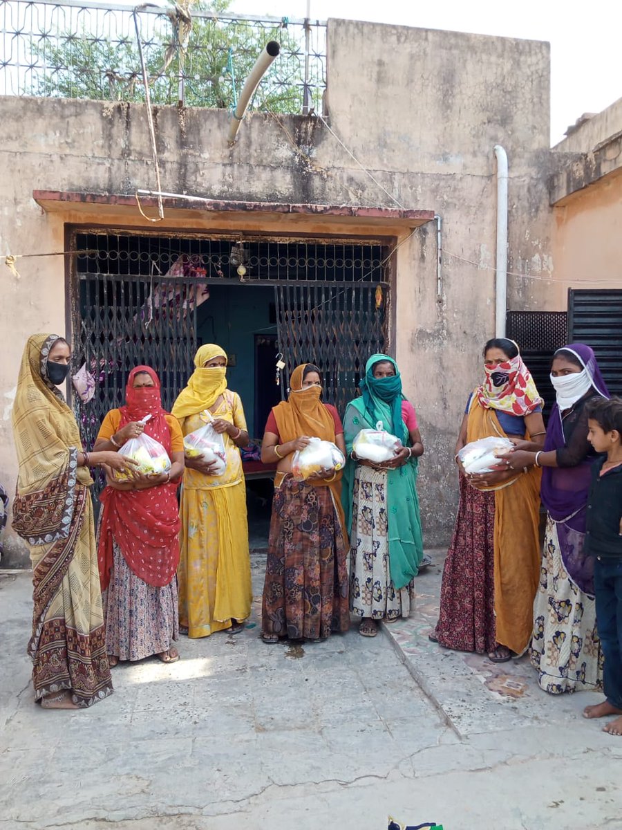 rgavprajasthan's tweet photo. Poor Donor. Sahyog - an initiative of more than 12000 women of #Begun block #Chittorgardh #graincollection and distribution it to migrant workers and most vulnerables...#Womenfightscorona #DAY_NRLM #salutetopoordonors https://t.co/AbgxhScSdd https://t.co/QD5OABpy1R