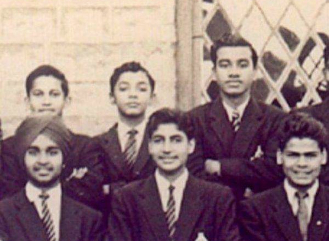 Bollywood20002's tweet photo. @SrBachchan
Good time come and go but the school memories will last forever. School memories always live in heart. All the memories of school are filled with golden moments. Best school memories always make your heart happy.
.
#amitabhbachan #bacchan #school #Time https://t.co/CYNGY7TQci