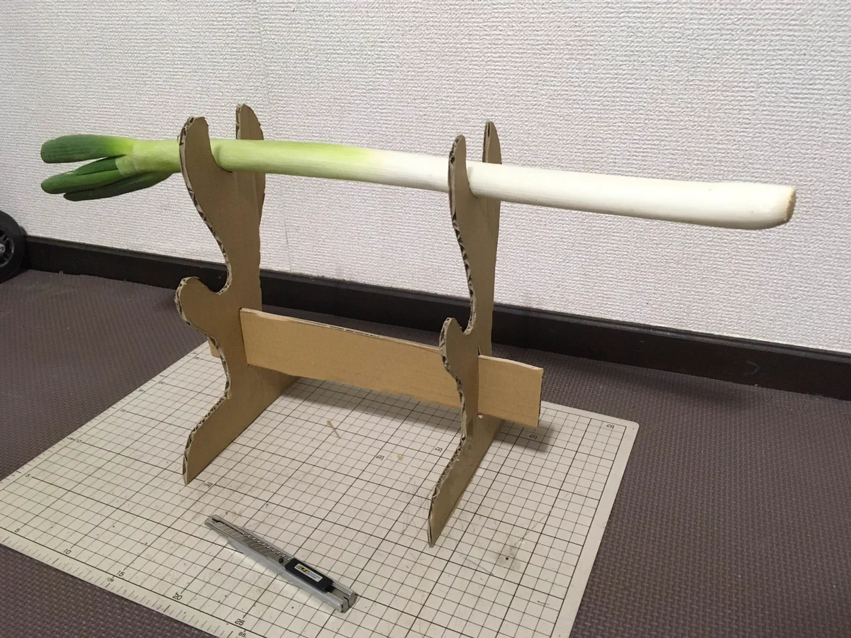 ネギの保存法方がわからなかった結果？日本刀みたいになっちゃったwww