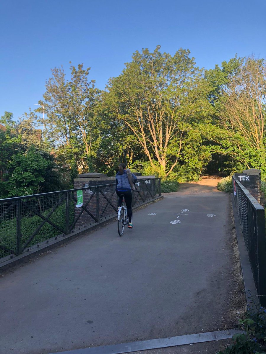 Inconspicuously off to do my #twopointsixchallenge dressed as a North London yogi. #blendingin There’s still time to donate to <a href="/RunforRon/">Ron Pickering Fund</a> to win some Olympic goodies 🙏 uk.virginmoneygiving.com/fundraiser-dis…