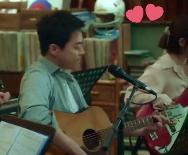 Song hwa use elastic band since ep 1. On ep 6 She start using ikjun crunchie, She used it again after ikjun got his divorced & the time they played "Infront of city hall at sub station" its about past lovers who see each other again & the other one have a child  #HospitalPlaylist
