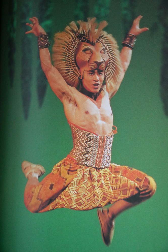 M I I W A 先週の 麒麟がくる のopクレを見て この御方はもしや と思い 劇団四季ライオンキング のパンフを引っ張り出してみたら 19年前にシンバ役をされていた坂元健児さんだった 岡村隆史さんとは めちゃイケのオファー企画以来の共演だったの