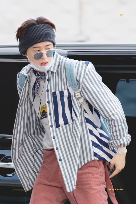 chesuy0n's tweet photo. hanbin better spoils us asap

#ArtistBI #MicStand4Hanbin @ikon_shxxbi https://t.co/u9PARNnF15