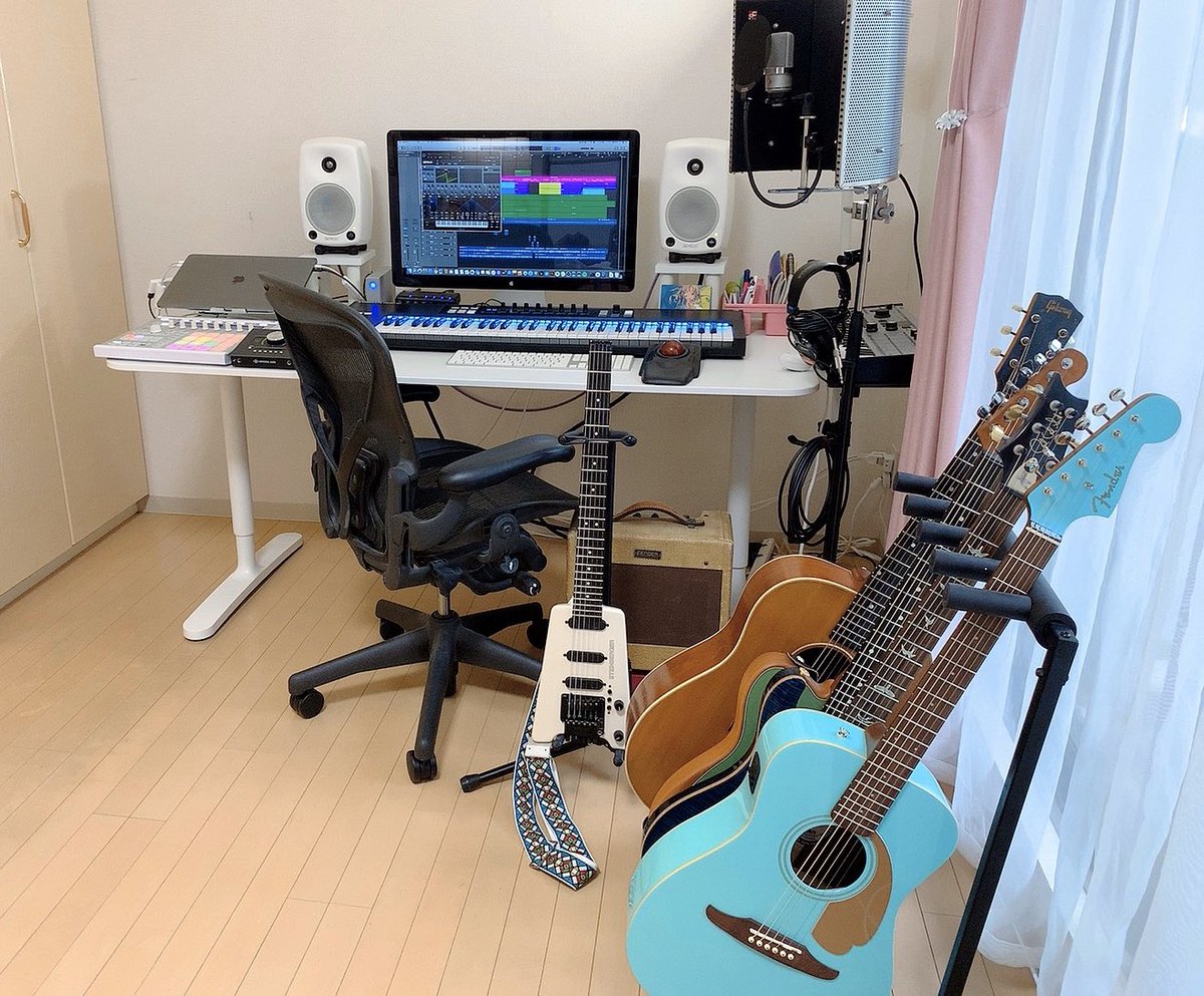 Twitter 上的 Amamiyamaako 一目惚れしてライトブルーのギターを買いました 可愛すぎる Dtm部屋をキラキラに彩ってくれてます やる気出るー 制作がんばるぞー おうち時間 Dtm T Co Ndfxdnh9ib Twitter