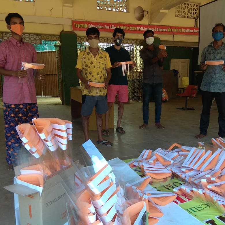 Asif_Zakaria's tweet photo. Migrant workers who have been comfortably housed at St. Stanislaus school Bandra are not sitting idle, making masks for #frontlinewarriors believing  
One Good Deed... Deserves Another... @ND_Foundation @mybmcWardHW @mybmc https://t.co/88BWEaK7Ca