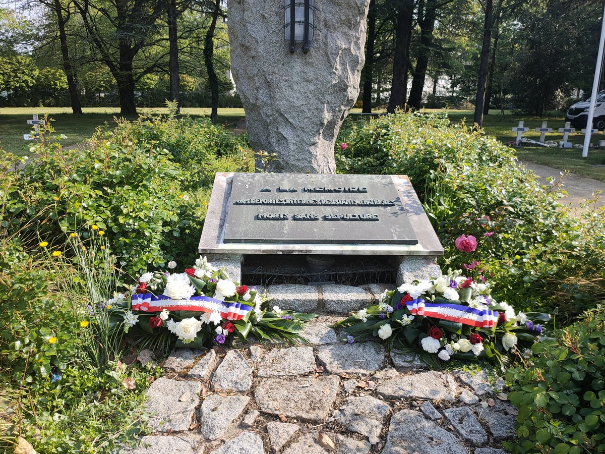 En amont de la cérémonie officielle de la journée nationale du souvenir de la #deportation, avec ma collègue <a href="/valerie_oppelt/">Valérie Oppelt</a> nous avons déposé une gerbe. La Nation n'oublie pas les victimes de l'horreur Nazie. #devoirdememoire