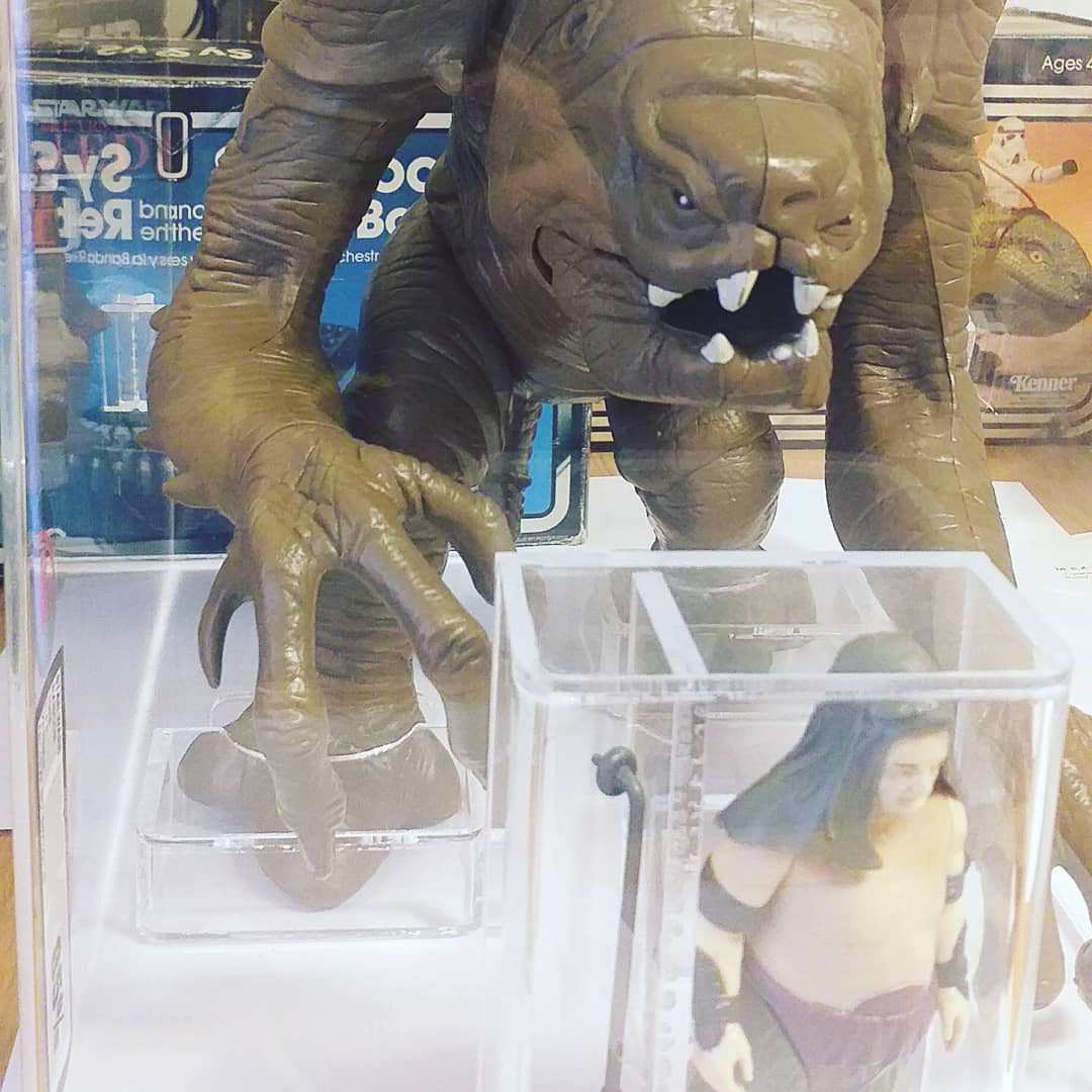 FrikiRegalocom's tweet image. Rancor Monster graded 85 UKG with Rancor Keeper graded 85 AFA
Follow my ebay profile ebay.es/usr/frikiregalo
#starwarsespaña #starwars #starwarstoys #starwarsfan #starwarsvintage #starwarsfigures #starw #starwarsretro #starwarsoriginaltrilogy #starwarscollection #actionfigures