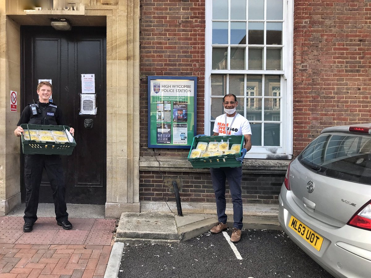 TVP_Wycombe's tweet photo. Thank you very much to Council HUSSAIN for the lovely surprise. They went down very well 👍👌Ps the new recruit had to have his first photo #day3 #thankyou #nhs #P6739 https://t.co/g1Y1ly4YZy