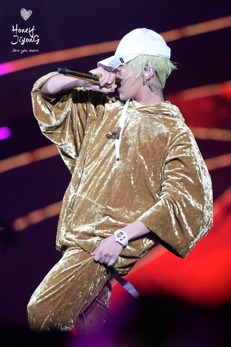 Not  #GD real estate related but just wanna point out too how GD's casual stage outfit for a performance is worth more than a whole building- Gold ~PMO~ limited hoodie set (UR)- PMO cap (200,000 Won)- PMO clip + cheque (1,030,000W)- Richard Mille Limites Watch(600,000,000W)