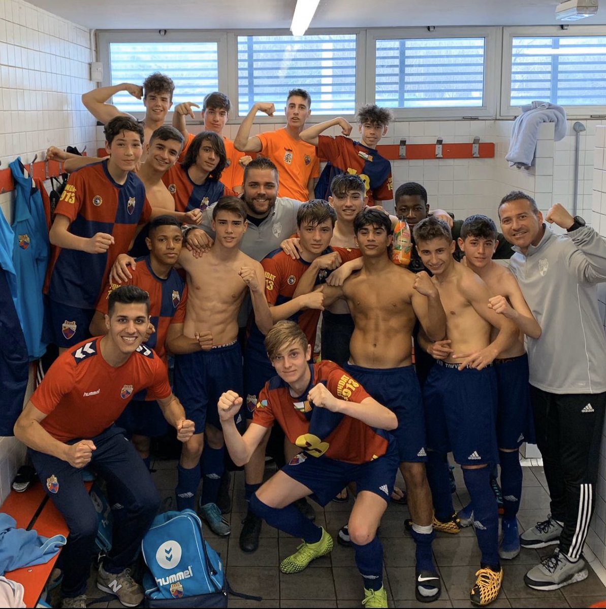 DaniAlonsoSbd's tweet photo. Se acaba una nueva temporada x culpa del COVID. Temporada q estaba siendo INCREÍBLE. Líderes invictos y tan solo 10 goles en contra.
Ahora a esperar q decide la FCF del tema ascensos.
Ha sido un placer haber podido entrenar a estos CRACKS, GRACIAS A TODOS, sois muy🔝. #cadeteB https://t.co/Y8cAXvT6t4