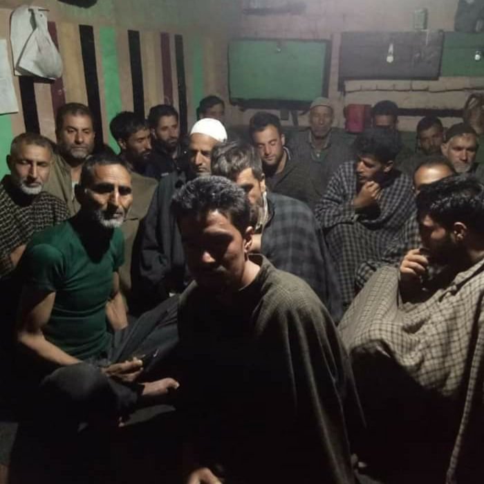rifatabdullahh's tweet photo. So Sad.
38 Kashmiri labourers staying in a Masjid in Kasauli area of District Solan in Himachal Pradesh from last 37 days due to Lockdown. Himachal Pradesh Govt didn't bother to provide them even proper food to eat. They have appealed J&amp;K Govt to evacuate them. https://t.co/s30BTRzIPP