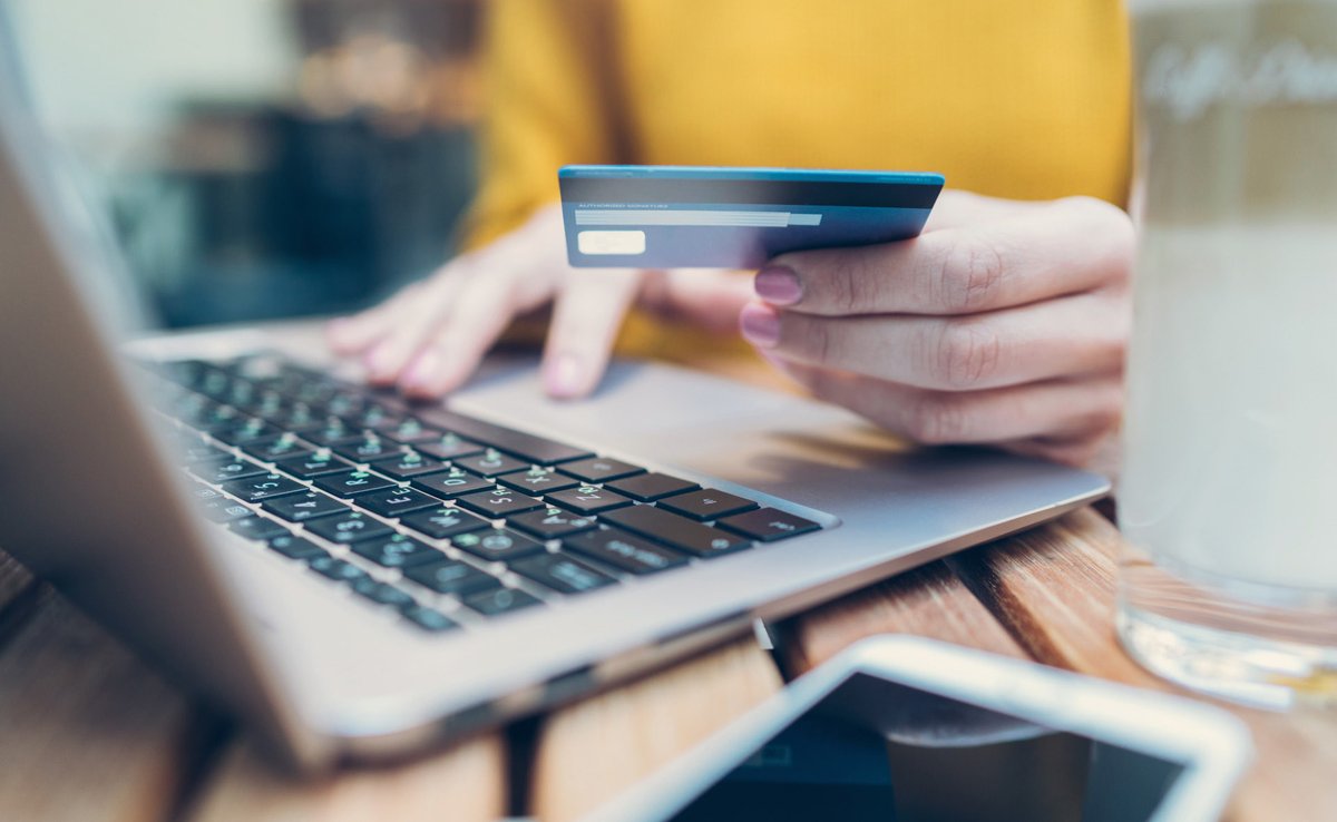 BBVASpark's tweet photo. 📉 El consumo cae en España un 49% como consecuencia de la #COVID19
Así es el estudio realizado por @BBVAResearch en base a #BigData
👉 https://t.co/3FQa3JpjNr https://t.co/E2tz8nmj55