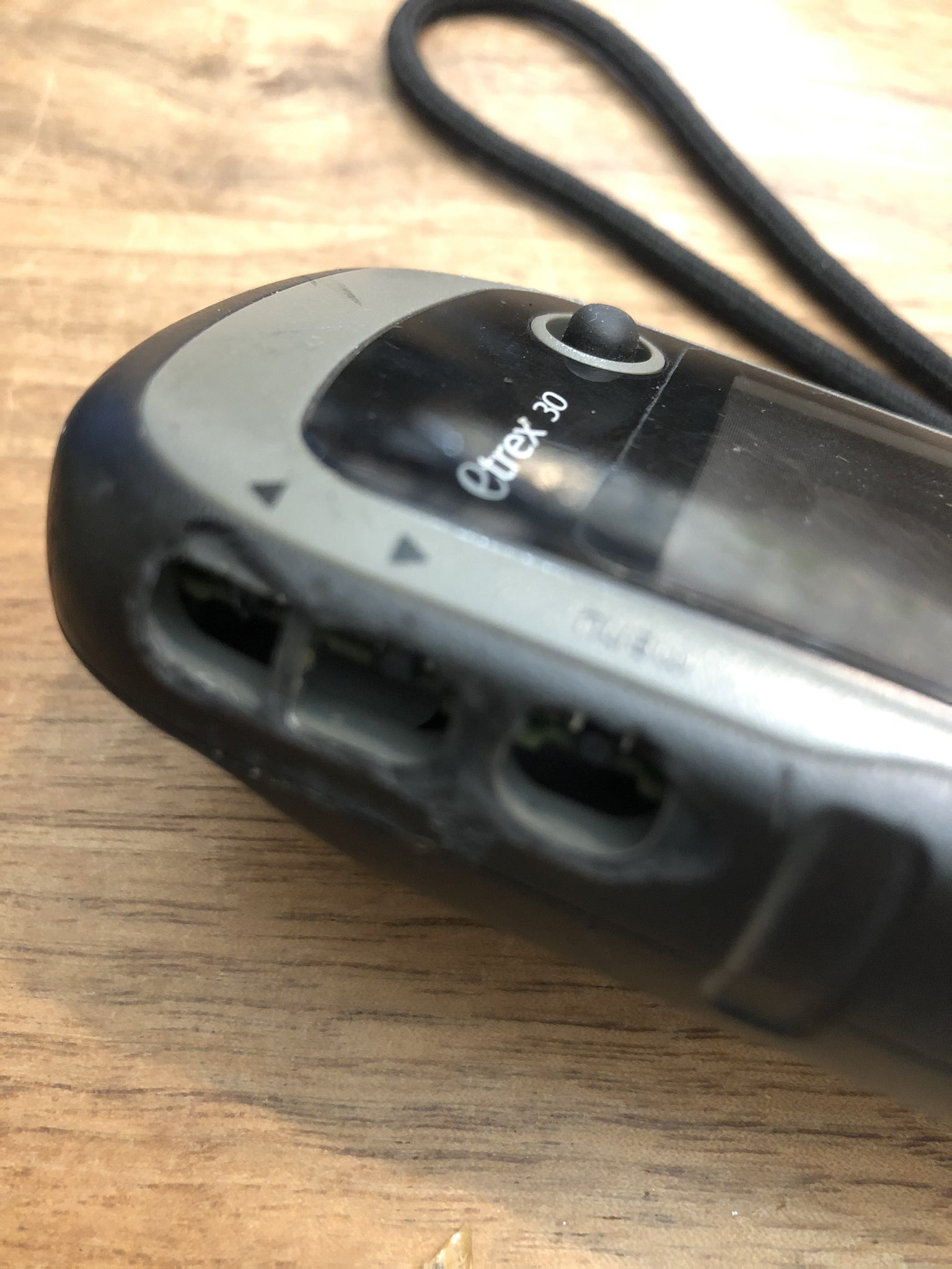 とくぞー On Twitter Etrex30 5年目 ラバー劣化 ボンドで埋めながらだましだまし使ってたけどついに全ボタン死にました 修理できるかな