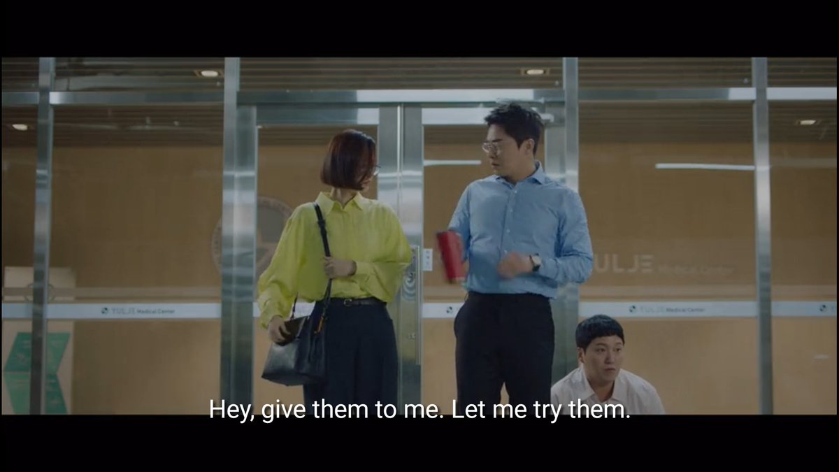 Can we talk about how the flusk can symbolized their feelings. Song Hwa want to give her love to Ikjun but seokhyeong entered the picture so Ikjun gave back the flusk.  #HospitalPlaylist