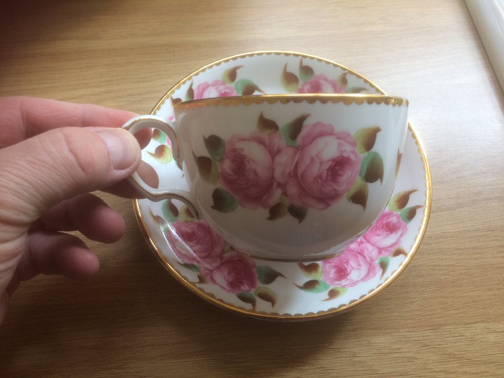 Doilynet's tweet image. The name of china retailer Thomas Goode on your old tea ware, always denotes quality. #BreakfastCup