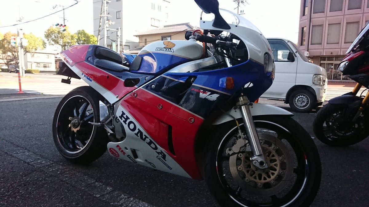 あゆもなか 製作受付中 V Twitter Rc30と並べて写真撮れる日が来るとは思いませんでした カウルに貼るステッカー を作って欲しいと言う事で色々と話してたんですが 自分の384worksステッカーも一緒に貼るよ って こんな貴重なバイクに貼って貰えるなんて光栄