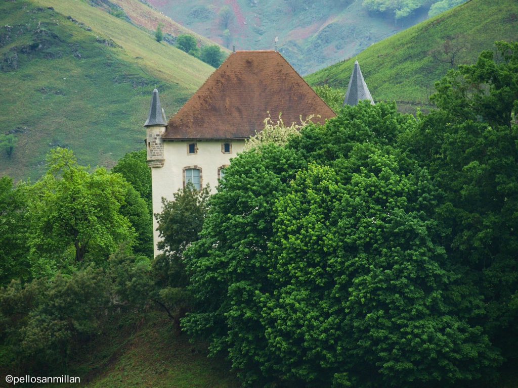 Txikum's tweet photo. #NafarroakoEguna Baigorri-Saint Étienne de Baïgorry #Navarra #Ultrapuertos https://t.co/FvTKqy78j5