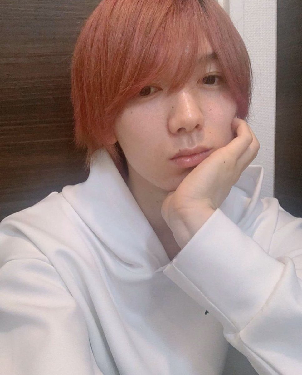 ピーチク در توییتر しめのピンクヘアカラーいい バンドのギターにいそうな感じだったり白パーカーに映えてまた素敵すぎです 個人的な想像ですが髪も少し伸びてきた感じで染めてシャンプーして乾かしたばかりなのかホクホクな感じで究極の可愛いが詰まっててエモいの