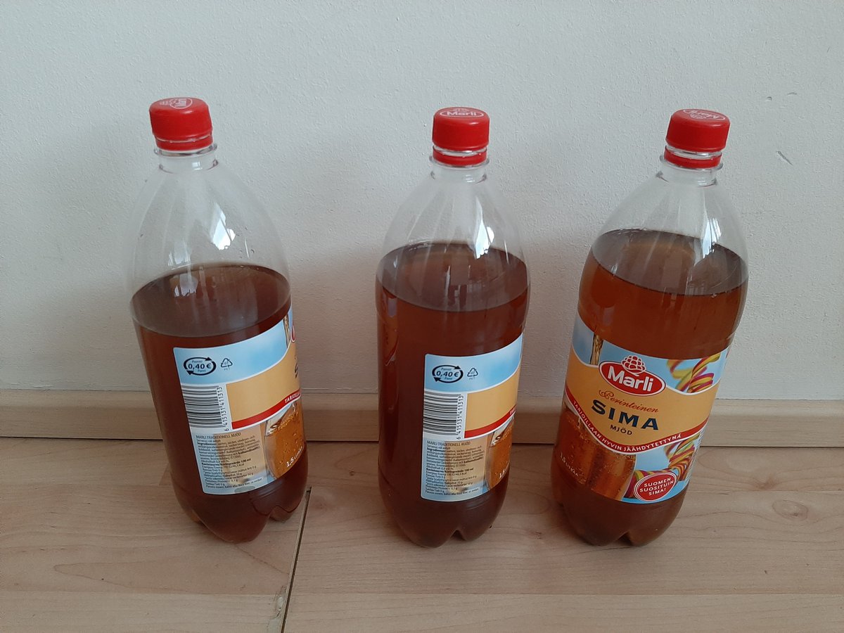 SannaSopanen's tweet image. Tänään pullotin eilen tekemäni siman. Tuli 3 kpl 1,5 l simaa. Nyt odotan vappua. #sima #pullotus #pullot #vappu 😀👍