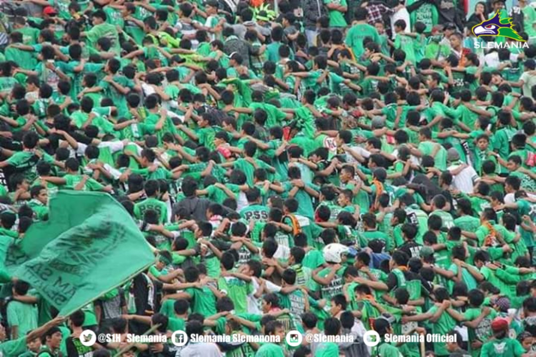 Poznan Dance = Gerakan membelakangi lapangan stadion sambil saling berangkulan tangan dan melompat-lompat disertai chants #JamanSemono