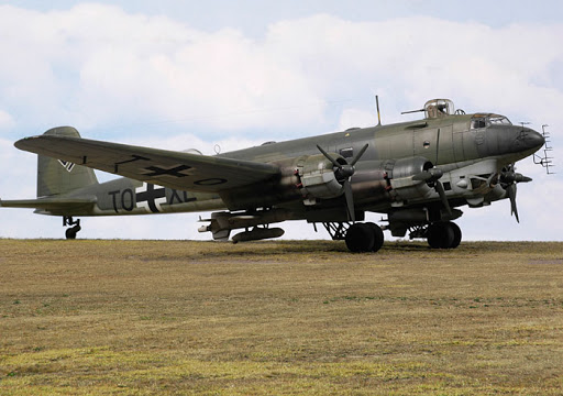 TRUFAULT's tweet photo. Por si fuera poco, los #Fw200, no sólo se dedicaron a bombardear a los cargueros enemigos, sino que además, guiaron a sus propios submarinos contra los convoyes que navegaban en dirección al Reino Unido.
🇩🇪🇬🇧
#WW2 #WWII @PhotoPis @PabloMRCuevas #War #PictureOfTheDay #Warpics https://t.co/5nnDZVvuNb