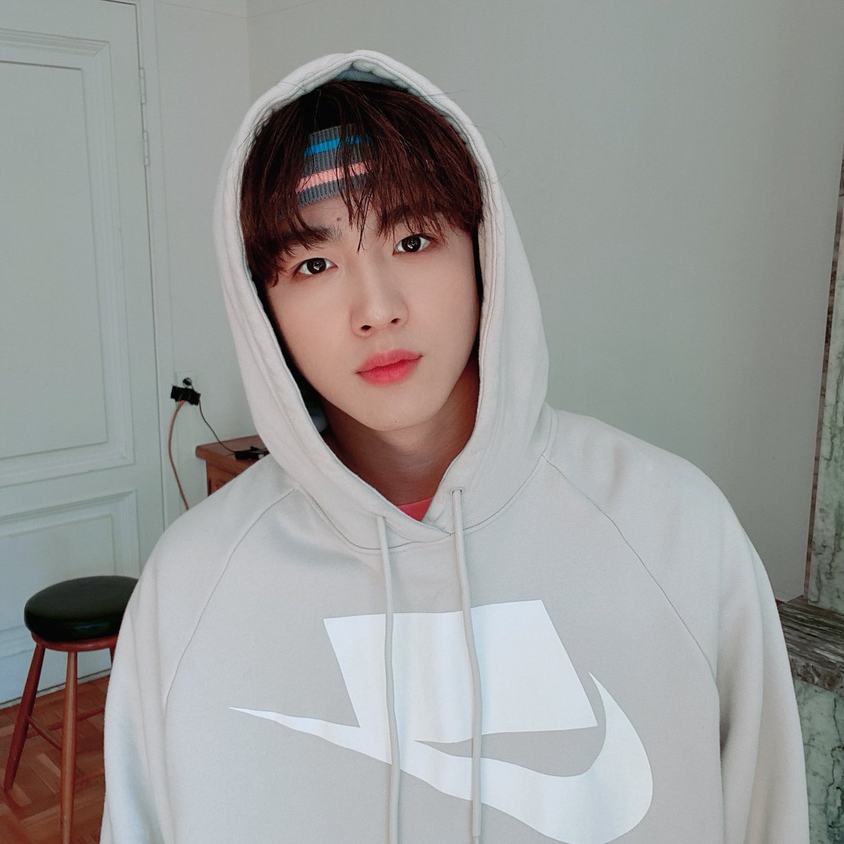 [#김요한][PHOTO] 남은 4월도 건강하게 화이팅💪❣️ 

#KIMYOHAN #OUIentertainment