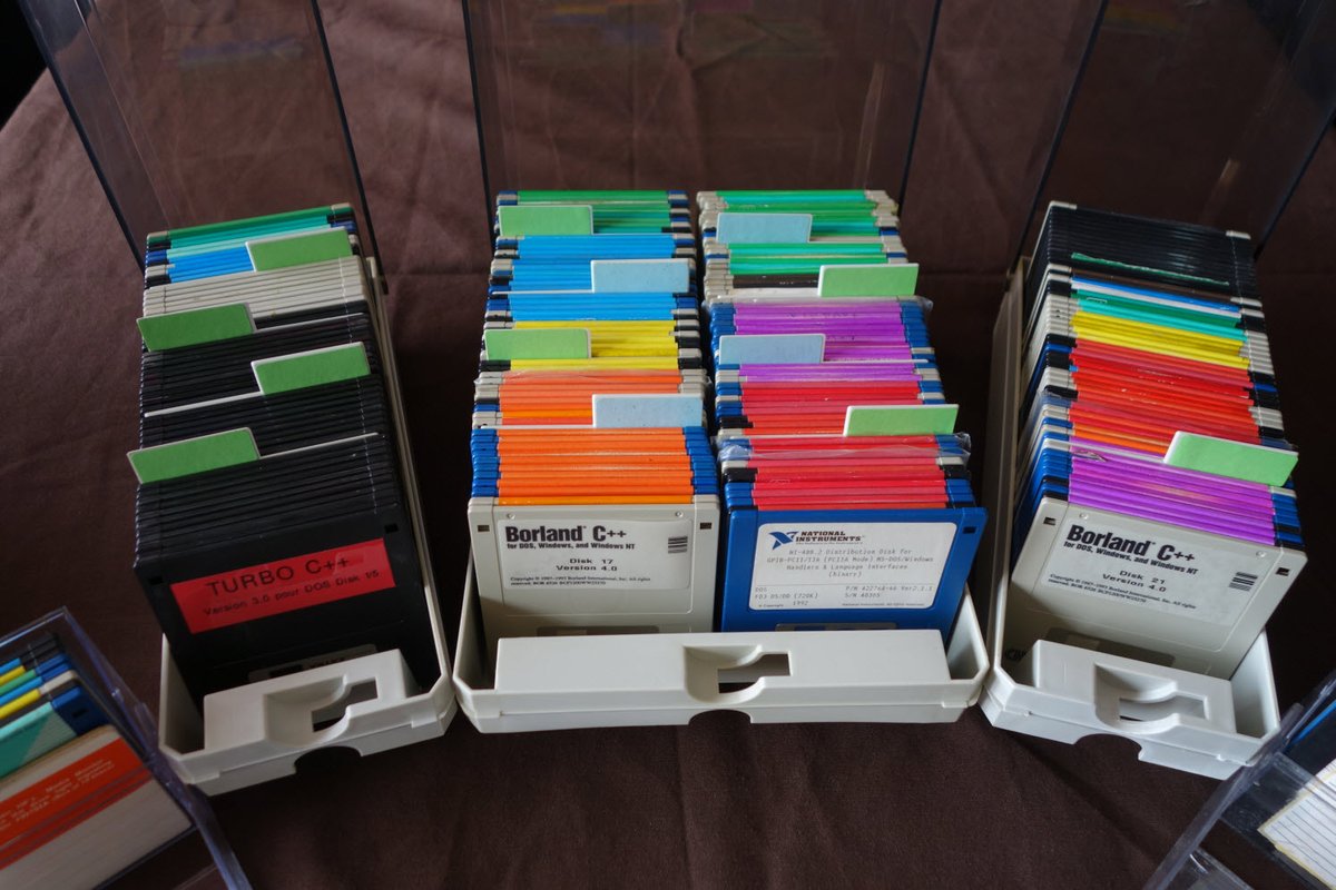 Today i pretend it's 80's and sunny, i cleaned my boxes of  #floppy and arranged them by colours. (thread)  #Throwback
