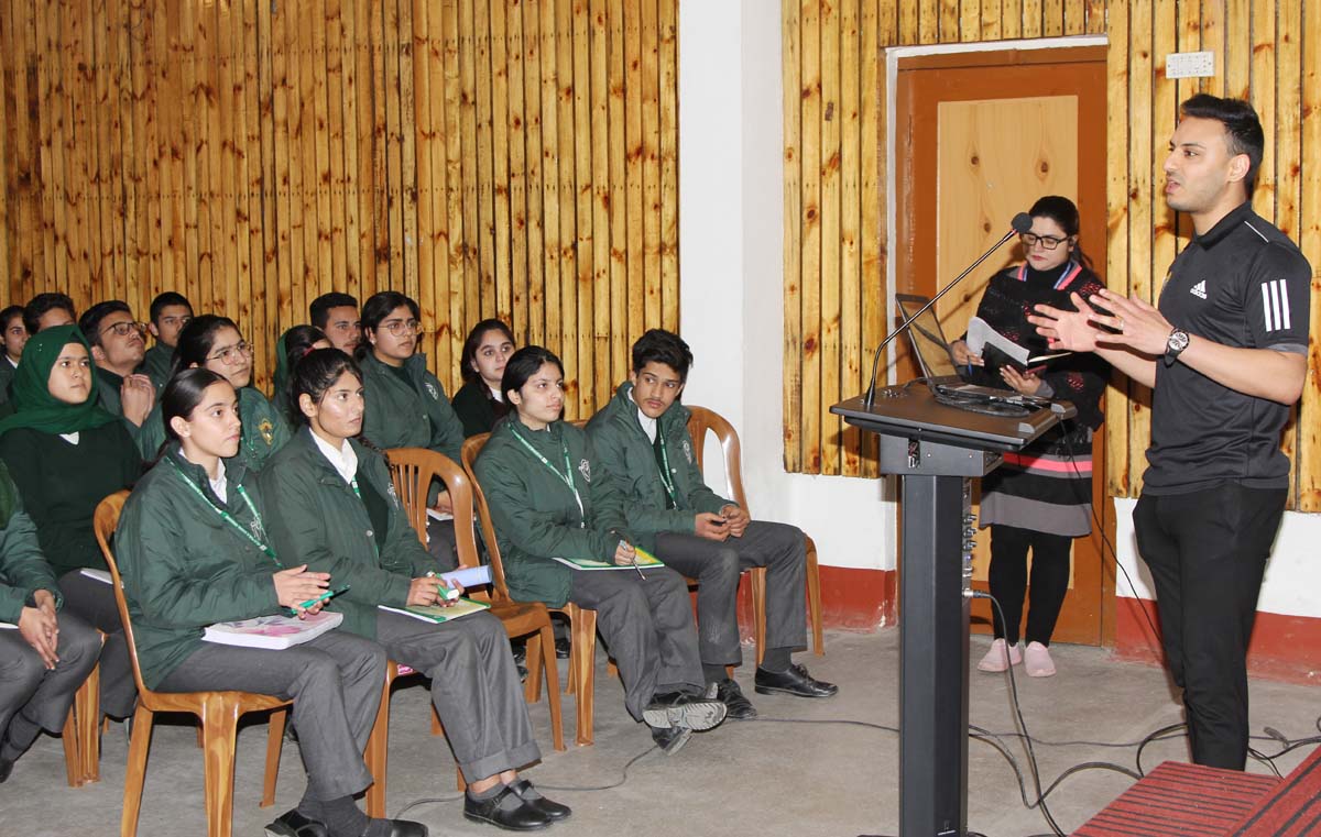 But the question that arises here is, how and why would Indian authorities allow a Pakistani national to visit Kashmir only a few months after Article 370 was rendered ineffective? Here’s Siddiqi during his visit to DPS Srinagar.