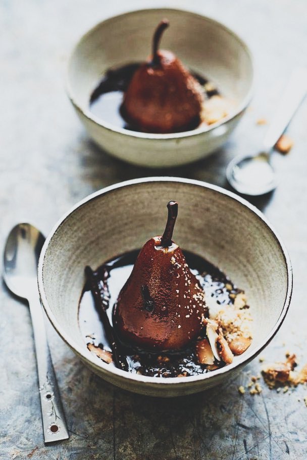  #BirceAkalay as 𝘽𝙚𝙡𝙡𝙚 𝙃𝙚𝙡𝙚𝙣𝙚pears poached in syrup or vine, with ice cream and chocolate. Named after the operetta “La belle Hélène”𝘐𝘵 𝘪𝘴 𝘢𝘭𝘭 𝘢𝘣𝘰𝘶𝘵 𝘦𝘭𝘦𝘨𝘢𝘯𝘤𝘦 𝘢𝘯𝘥 𝘤𝘭𝘢𝘴𝘴. "𝘛𝘩𝘦 𝘮𝘰𝘥𝘦𝘴𝘵 𝘤𝘩𝘢𝘳𝘮 𝘰𝘧 𝘵𝘩𝘦 𝘣𝘰𝘶𝘳𝘨𝘦𝘰𝘪𝘴𝘪𝘦".