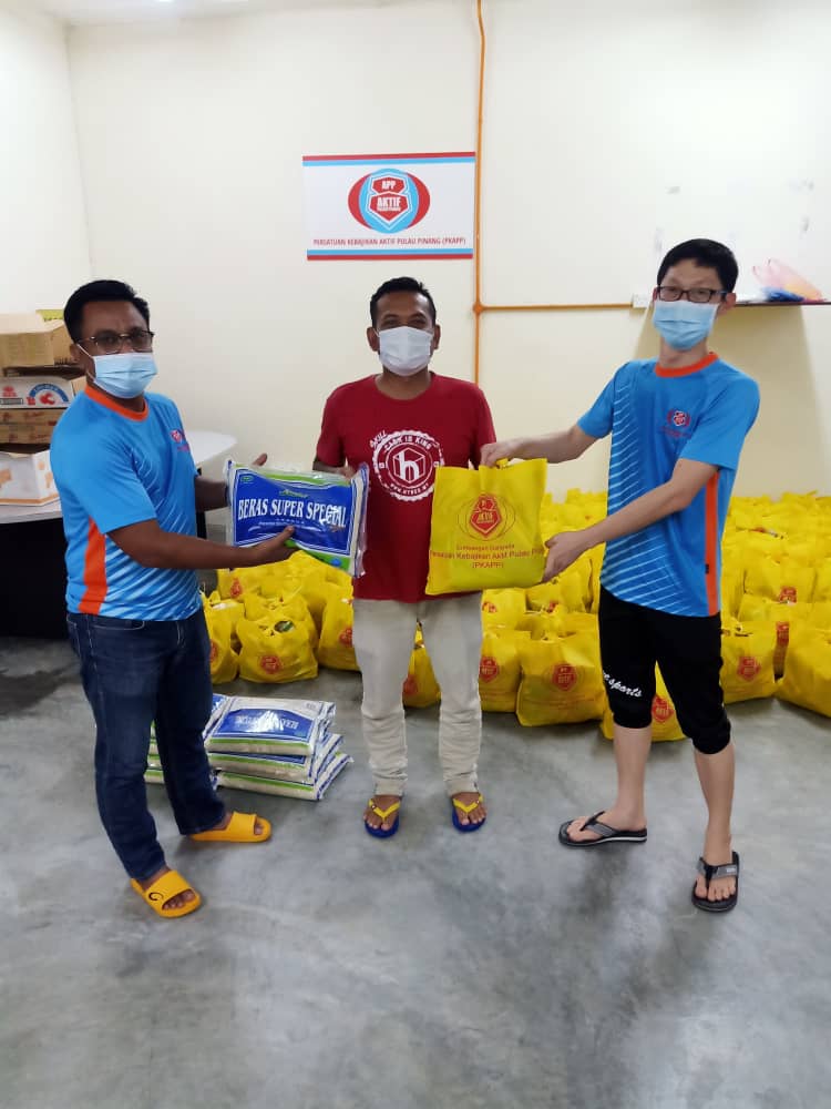 HoYewKuan1's tweet photo. Menyampaikan Sumbangan Barangan keperluan Dapur Kepada Ahli Persatuan Kebajikan Aktif Pulau Pinang (PKAPP)

#PKAPP
#AndaSumbangKamiBantu

Anda Sumbang , Kami Bantu 
Bank Islam 07-052-01-001850-6 
Persatuan Kebajikan Aktif Pulau Pinang https://t.co/2hbFXuPYrf