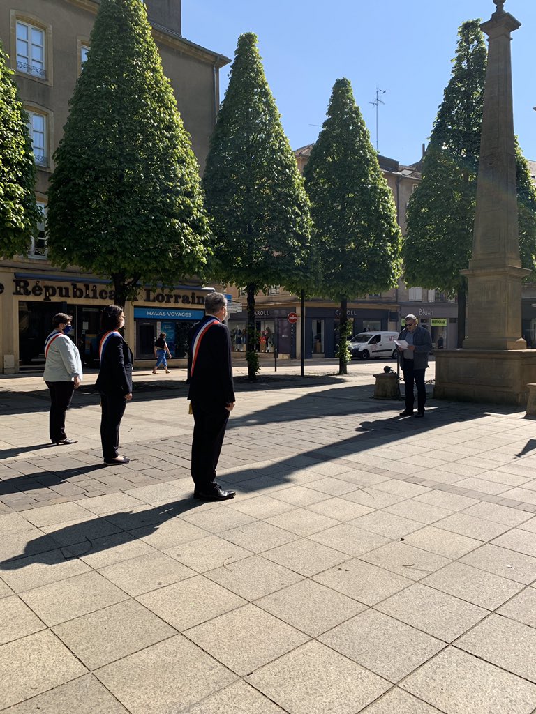 Journée nationale du souvenir de la déportation. Dépôt de gerbe devant l’autel de la Patrie à #Thionville.