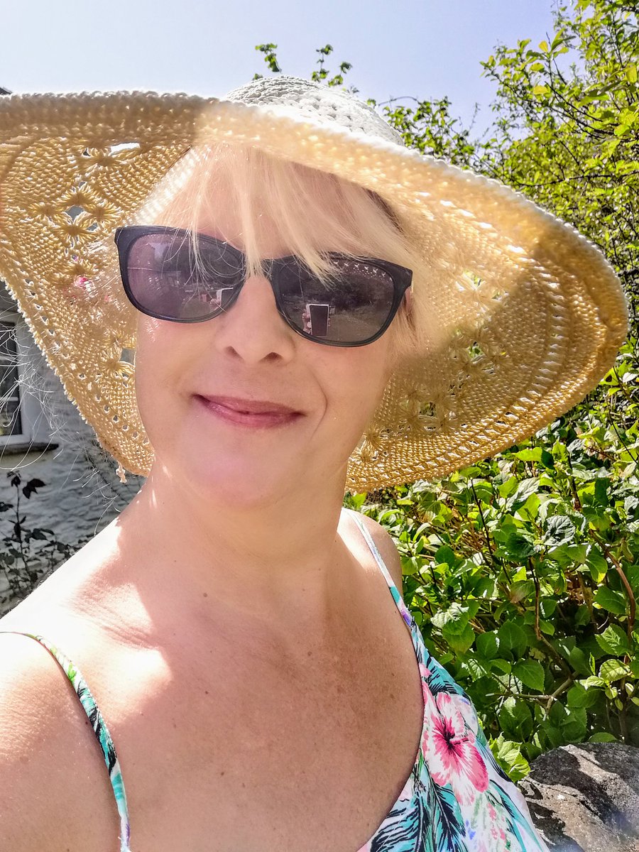 sashtafin's tweet photo. Happy Sunday to you all 👋👋😘😘
I'm making the most of this sunshine ☀ before the weather changes ☺️🤗🌤️🌞. 
#StayHomeSaveLives
#lockdowncornwall https://t.co/7iLv5L4xF0