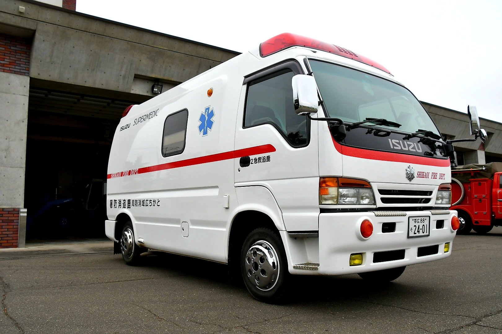 鷹の目カタログ いすゞエルフ救急車(スーパーメディック) 鷹の目様専用カタログ いすゞエルフ救急車(スーパーメディック