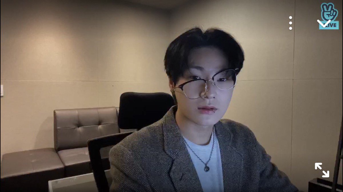 hanse: i don't usually wear spectacles but i'm wearing them today, should I remove it or should I wear it? should I only wear half of it like this?HANSE WHY SDHSBABBD