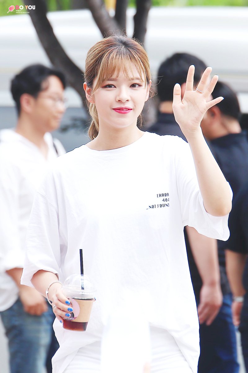 Jeongyeon in white tee; a very important thread