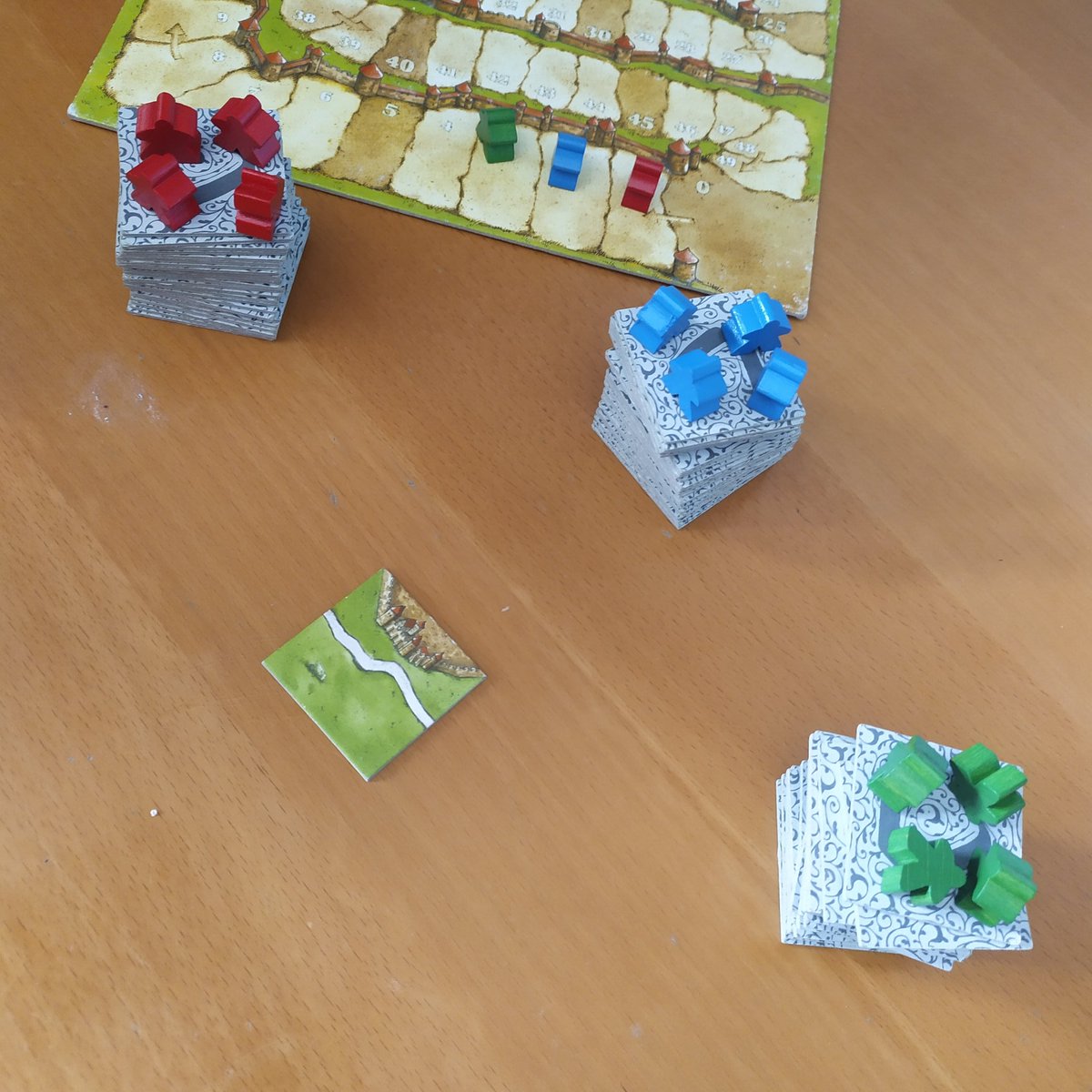 AroundThe7able's tweet photo. Solo 4 #meeple ed una pila di tessere a testa?
#carcassonne in #SOLITARIO comincia cosi!
🔽 il regolamento 🔽 https://t.co/24hoRYuNkv
#Attornoaltavolo c’è:
https://t.co/APiybrrRlm #arounthetable #boardgames #giochidatavolo #tabletopgames #tabletop #boardgamegeek #seratagiochi https://t.co/h6HyPn3LnS