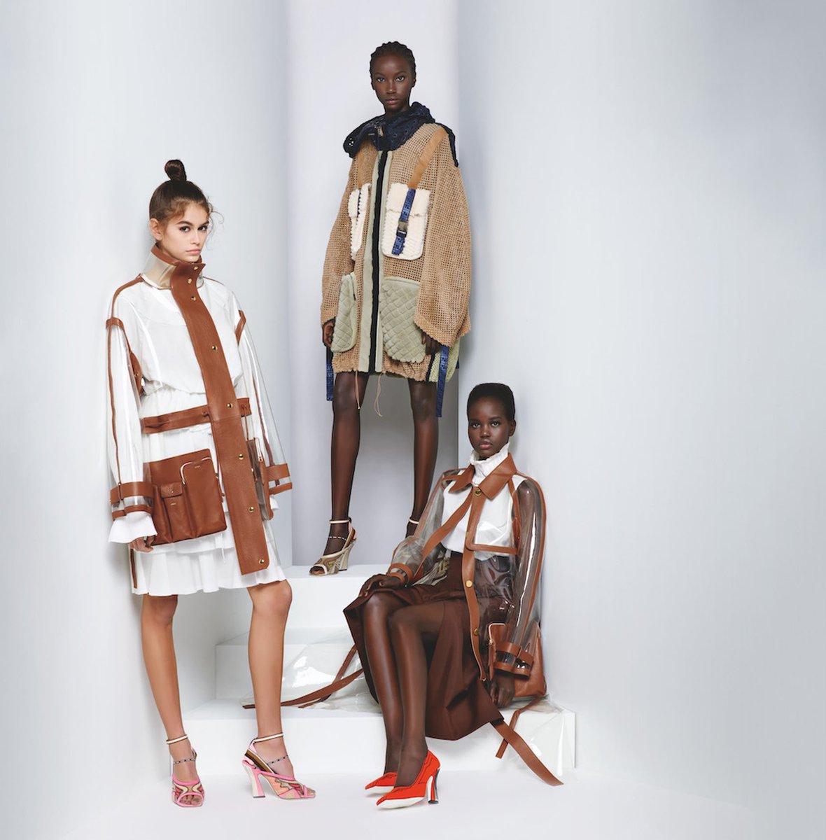 ceeyline's tweet photo. Cette campagne #Fendi photographiée par #KarlLagerfeld reste à mes yeux l’une des meilleures campagne de la marque. 
(Et si vous regardez mes vidéos vous avez reconnu Kaia, Anok et Adut.) https://t.co/WMQfxM98i5