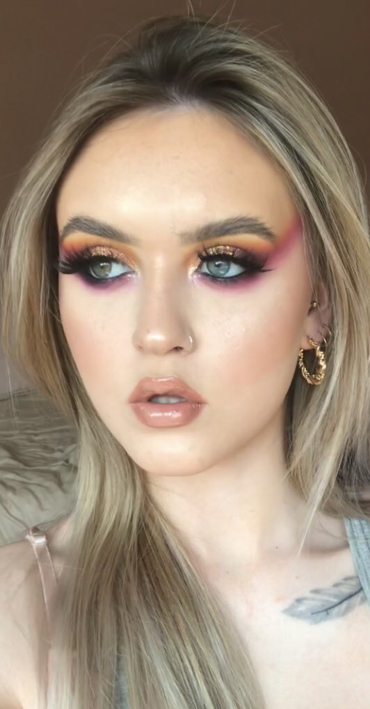 Sophh_0's tweet photo. Fave look so far during lockdown🧡
@litcosmetics glitter in ‘California soul’🤩
Instagram https://t.co/XvWDC7G041 

Big chunky hoop earrings from @boohoo ❤️❤️

#beautybay #jeffreestarprlist #lockdownLook #makeupartist #InstantInfluencer #StayHome #instamakeup #beauty #makeup https://t.co/M9oJaEd0U0