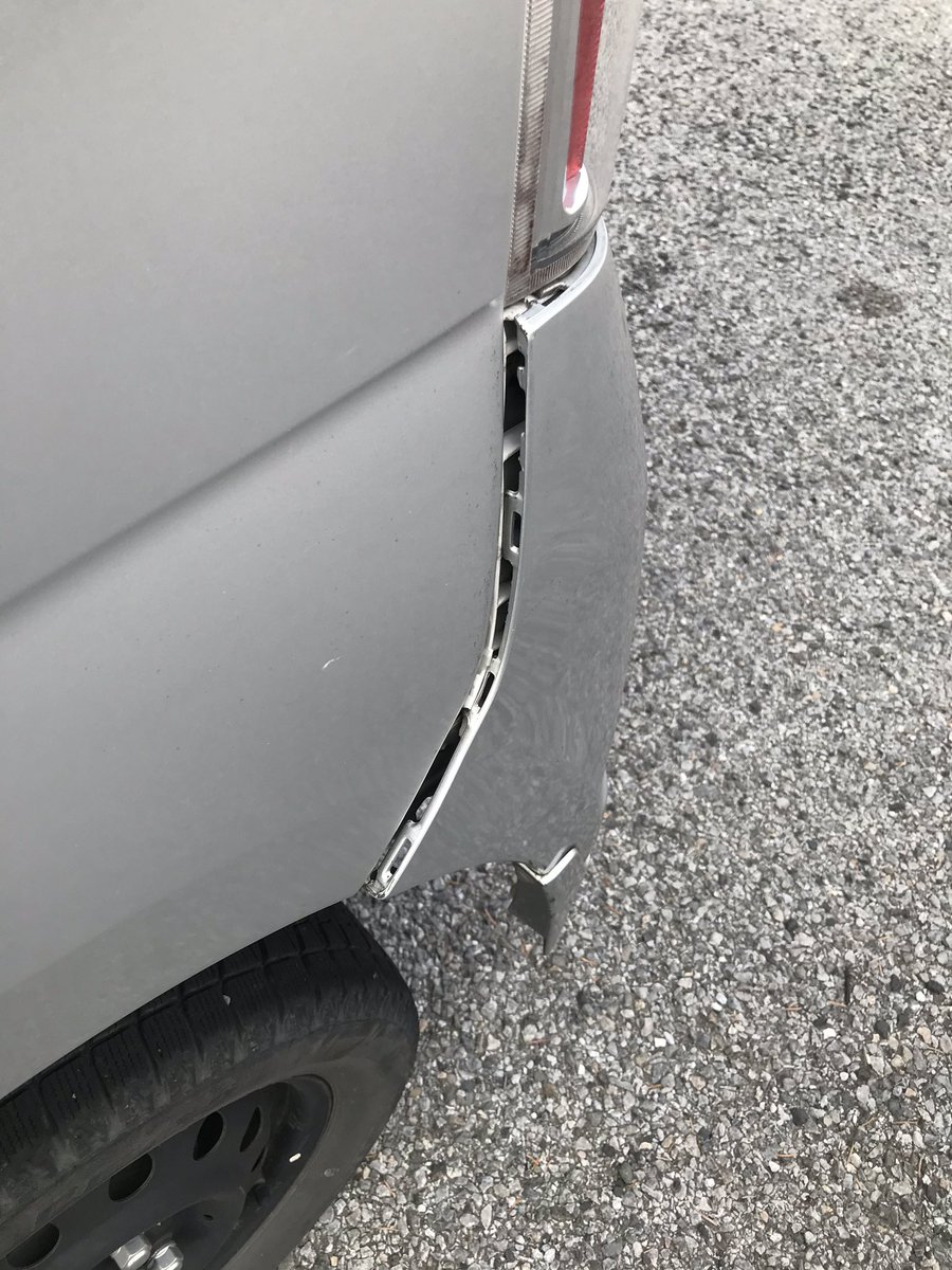 Kei E 叔父に軽自動車の処分を頼まれました 1年以上車検もあるから母親に乗らせようかと思った けど タバコでメチャクチャ臭くてとても無理 フロントシートを外して洗剤かけて高圧洗浄機で洗いました さらにフロントバンパーが外れかけてるのでチェックし