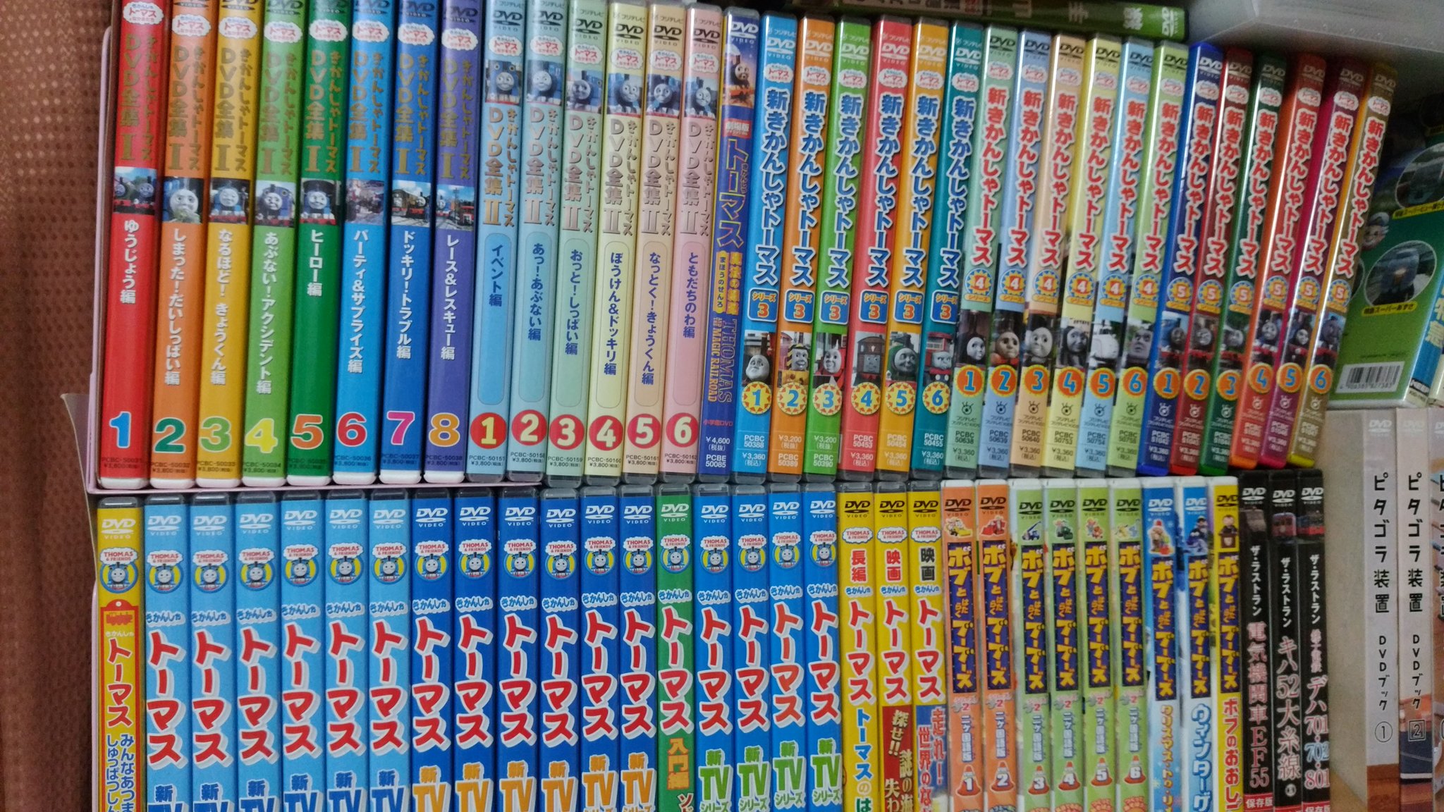 さんりく Twitterを始めてかなり初期の頃に きかんしゃトーマスのdvdをこのように並べて載せたことがあります それから4年ほどこのままでしたが 今朝の地震でここだけ崩れました 幸い全巻無事でしたが 何か対策を考えねば T Co Td7gm9dcja